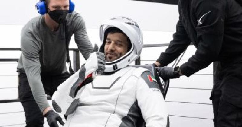 رائد الفضاء الإماراتى سلطان النيادى لحظة عودته من الفضاء