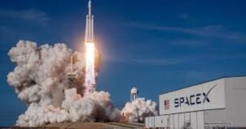 شركة SpaceX تطلق 22 قمرًا صناعيًا للإنترنت