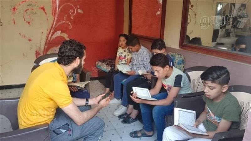 أحمد يراجع القرآن الكريم مع الأطفال، فيتو