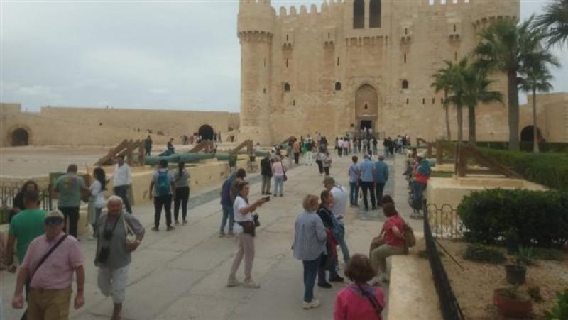 جنسيات أمريكية وأوربية.. إقبال كبير على قلعة قايتباي في الإسكندرية