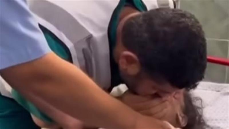 كايرو لايت طبيب ينعش قلب طفلة