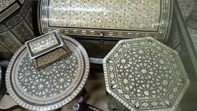 يحصلون عليه من قاع البحر.. حكاية أغرب مهنة يدوية في مصر