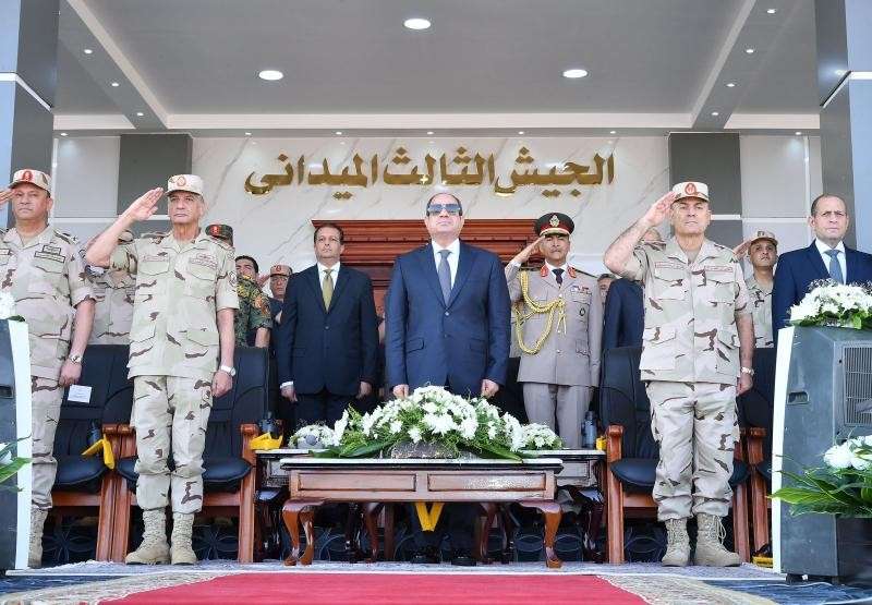 الموقع الرئاسي ينشر صور اصطفاف تفتيش حرب الفرقة الرابعة المدرعة بحضور الرئيس السيسي
