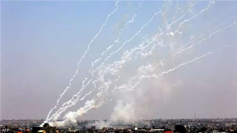 القسام تعلن توجيه ضربة صاروخية واسعة.. وصافرات الإنذار تدوي في إسرائيل