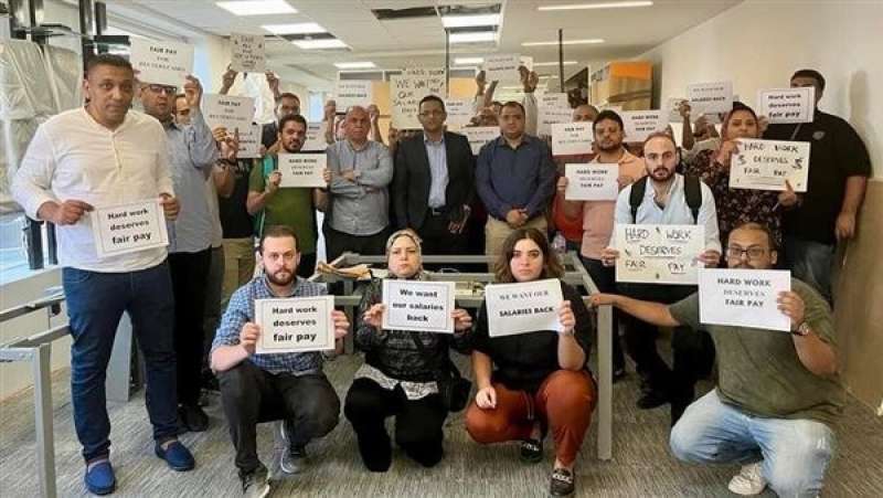 وقفة احتجاجية لمحرري رويترز بمشاركة نقيب الصحفيين اعتراضا على الأجور، وتهديد بالإضراب (صور)