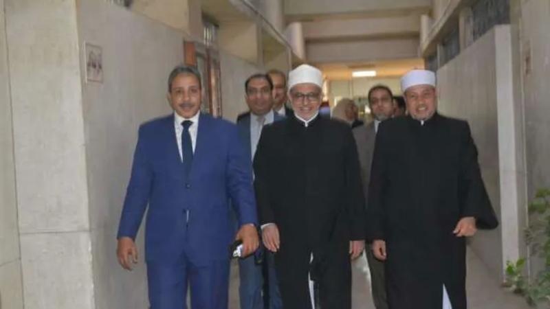 رئيس جامعة الأزهر يتفقد كلية العلوم بأسيوط