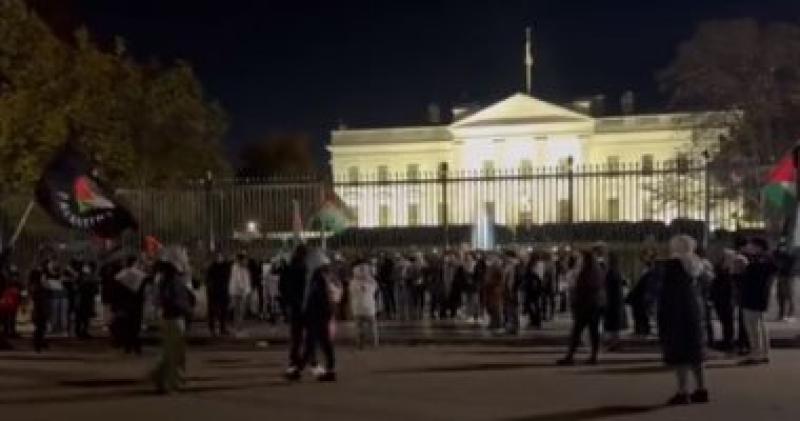 مظاهرة أمام البيت الأبيض تنديدا باقتحام الاحتلال مجمع الشفاء فى غزة.. فيديو