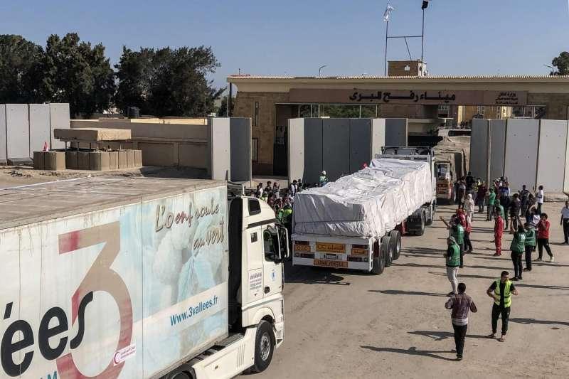 القاهرة الإخبارية: تجهيز 100 شاحنة مساعدات تمهيدًا لإدخالها قطاع غزة