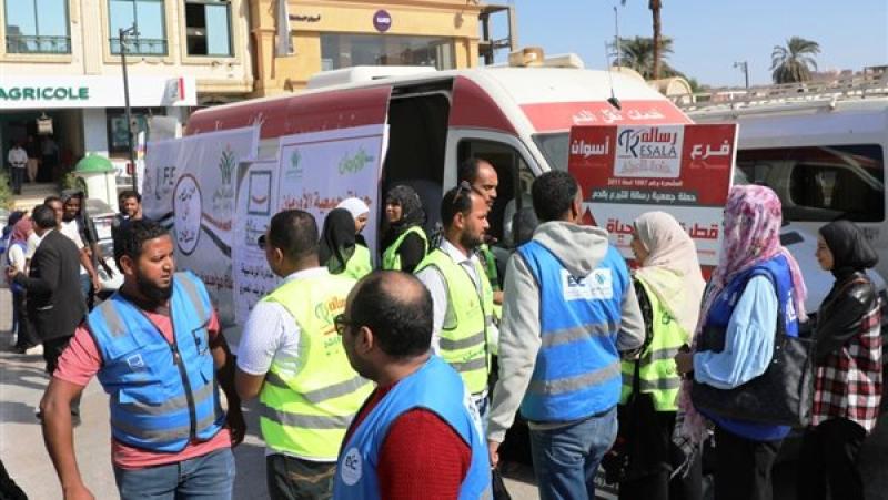 توافد أهالى أسوان لحملة التبرع بالدم لصالح الفلسطينيين.. والمحافظ يطالب بأهمية المشاركة