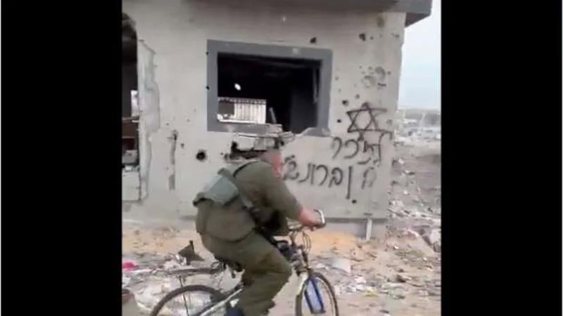 سرقة دراجات على يد جنود الاحتلال الإسرائيلي