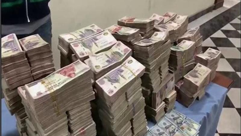 القبض على 3 أشخاص بتهمة غسـل 30 مليون جنيه حصيلة التجارة في العملة بالقاهرة