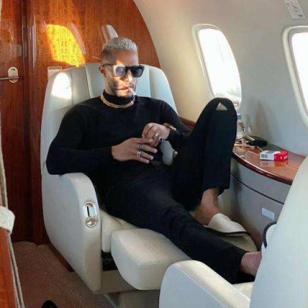 محمد رمضان يشارك جمهوره بصوره في طائرته الخاصة