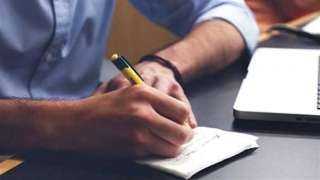 استشاري علاج طبيعي يكشف خطورة...