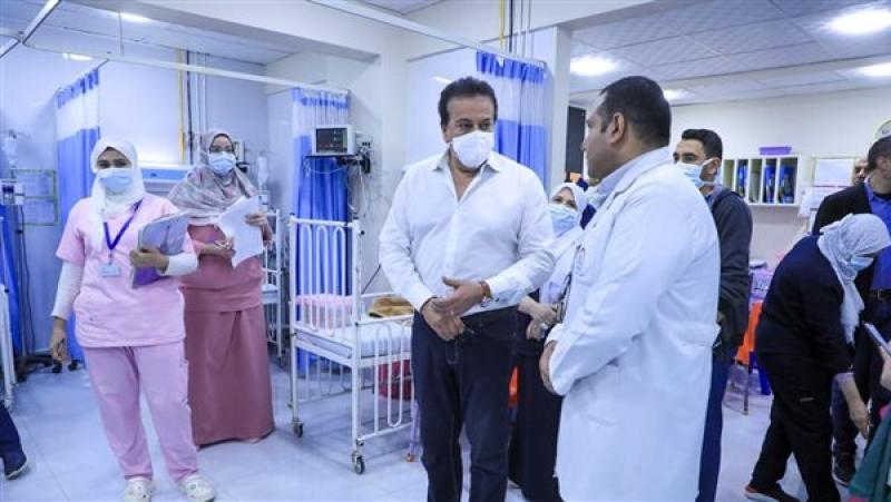 وزير الصحة يوجه بصرف مكافأة للعاملين بمستشفى الأطفال التخصصي في بنها.. صور