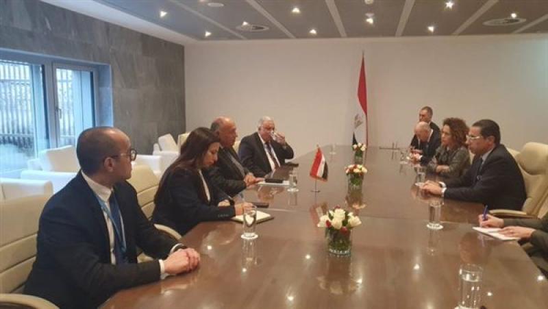 العلاقات الثنائية وحرب غزة.. وزير الخارجية يلتقي نظيرة القبرصي في جنيف