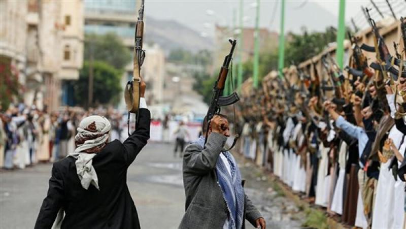 جماعة الحوثى تستهدف مُدمرتين أمريكيتين بالصواريخ والطائرات المُسيرة