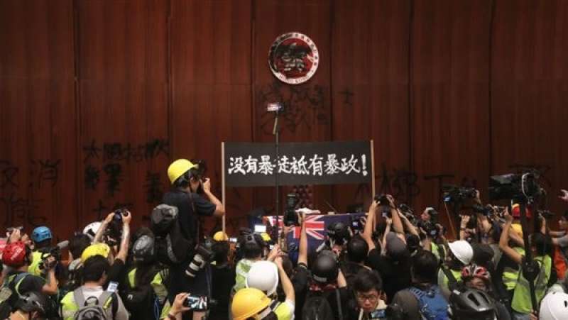 هونج كونج تسجن 12 شخصا بسبب اقتحام المجلس التشريعي في عام 2019