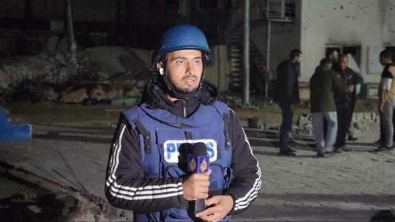 الاحتلال يفرج عن الصحفي إسماعيل الغول وزملائه بعد اعتقال 12 ساعة مكبلين اليدين
