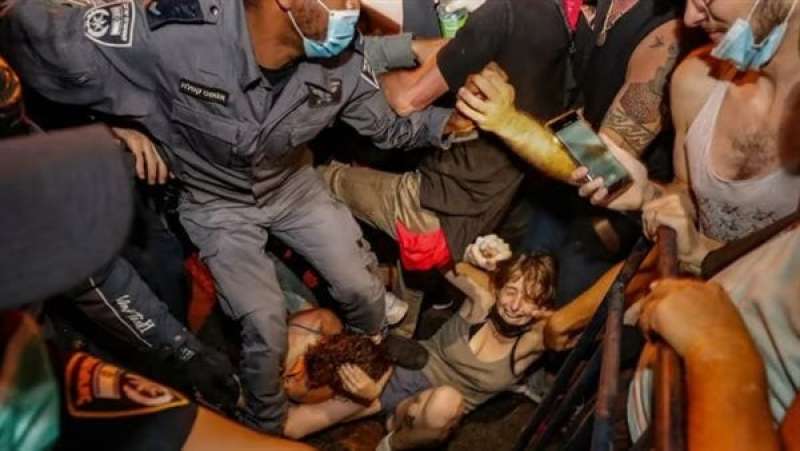 اشتباكات عنيفة بين الشرطة الإسرائيلية ومتظاهرين في تل أبيب| شاهد