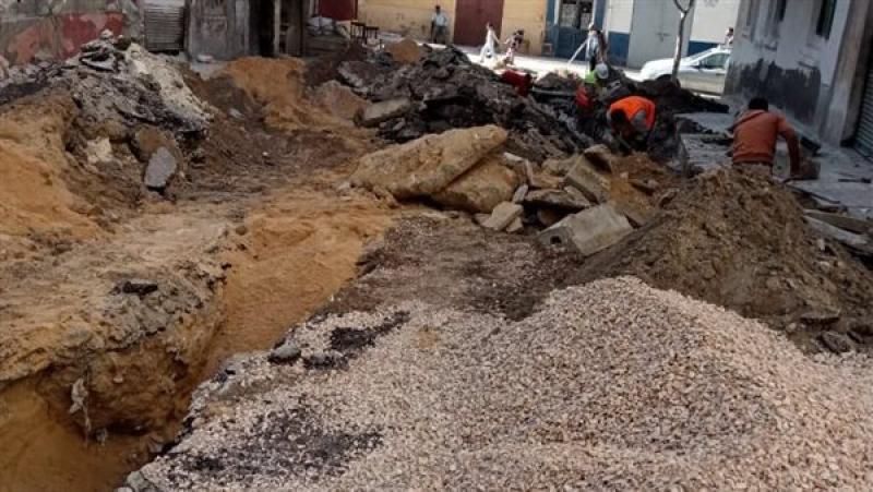 الصرف الصحي بالإسكندرية تواصل أعمالها لإصلاح هبوط أرضي بكوم الشقافة (صور)
