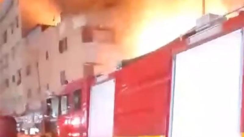 الحماية المدنية تسيطر على حريق هائل بمحل ملابس جاهزة غرب الإسكندرية
