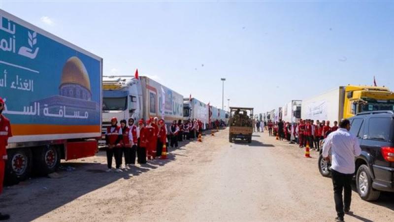 القاهرة الإخبارية: 275 شاحنة مساعدات إنسانية دخلت قطاع غزة عبر معبري رفح البري وكرم أبوسالم
