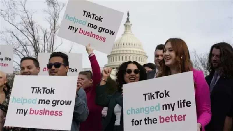 مشروع قانون حظر TikTok يمضي قدماً