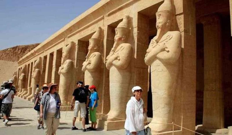 قرار هام من السياحة بشأن منع دخول المرشدين للمواقع الأثرية