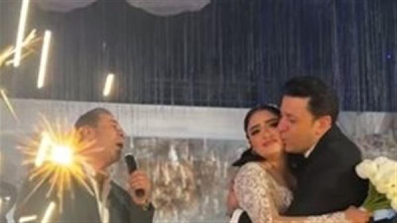 بنتي وحبيبتي.. مدحت صالح يفتتح زفاف ابنة مصطفى كامل بأغنية مؤثرة (صور)