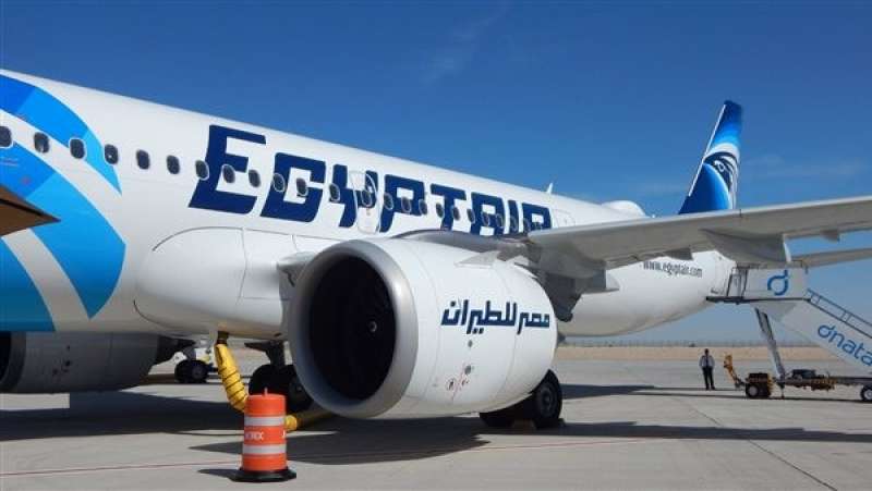 5 ساعات داخل الطائرة وتهديدات للمسافرين.. راكبة تروي تفاصيل تأخر رحلة مصر للطيران المتجهة للصين