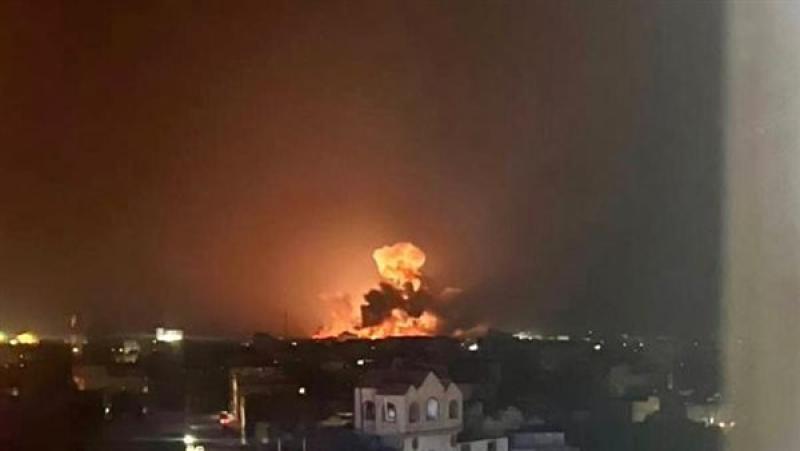 4 غارات أمريكية وبريطانية تستهدف مطار الحديدة في اليمن