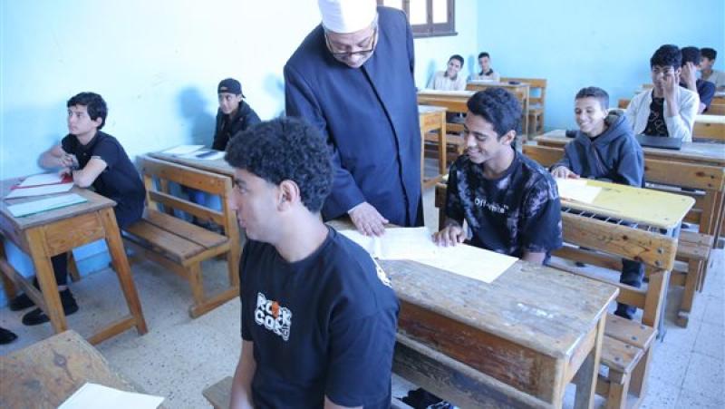 رئيس قطاع المعاهد الأزهرية يتفقد امتحانات الشهادتين الابتدائية والإعدادية في أول أيامها