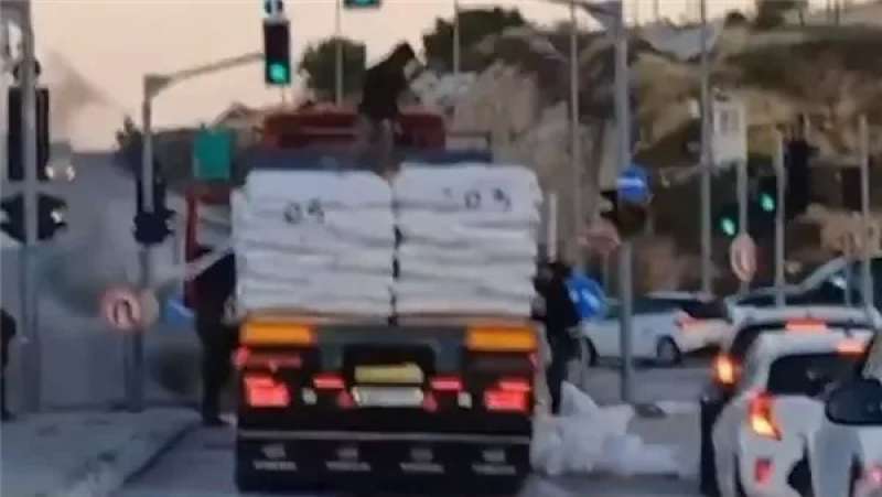 فيديو يوثق اعتداء إسرائيليين على شاحنات مساعدات إنسانية متجهة إلى قطاع غزة