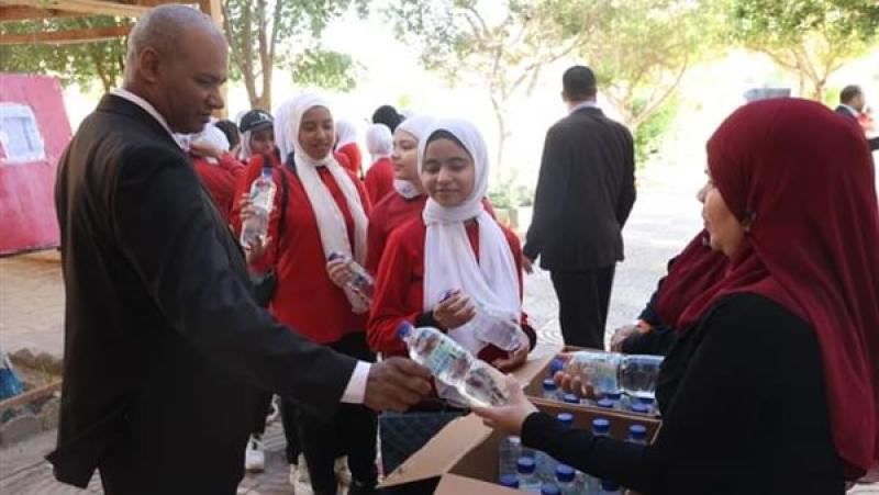 توزيع وجبات خفيفة على طلاب الشهادات العامة بالوادي الجديد