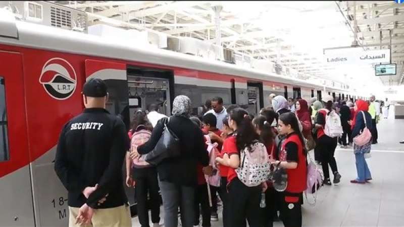 وفد طلبة المدارس المصرية اليابانية يزور مشروع القطار الخفيف (فيديو)