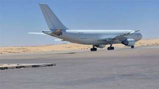 هبوط اضطراري لطائرة تقل وزير...