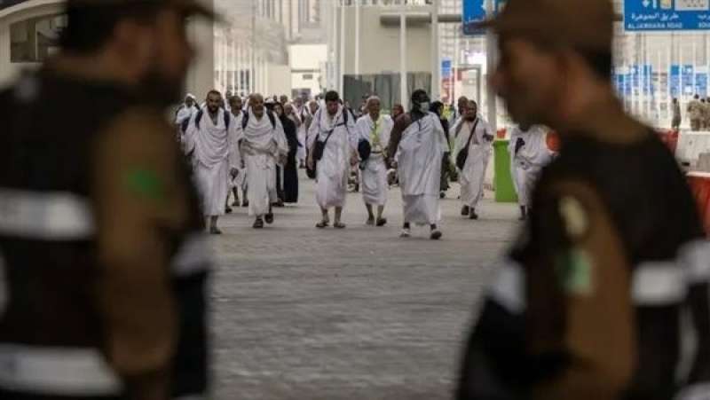 مجندة سعودية تنظم حشود الحجاج في قطار المشاعر المقدسة (فيديو)