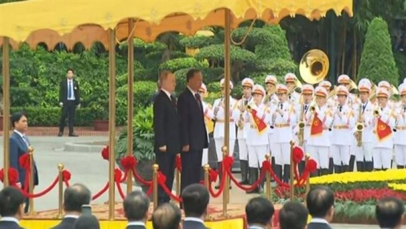 مراسم استقبال رسمية لـ بوتين في القصر الرئاسي بالعاصمة الفيتنامية هانوى