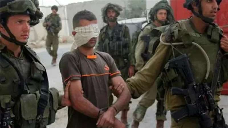 القوات الإسرائيلية تعتقل 20 فلسطينيًا من الضفة الغربية