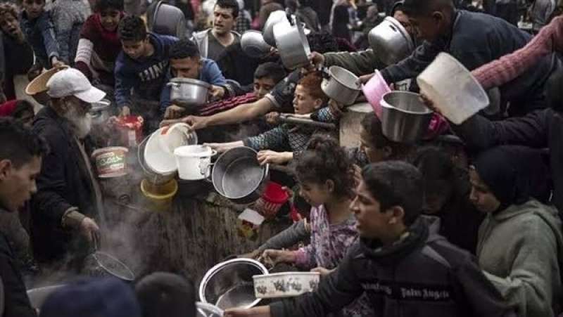 تقرير أممي: أكثر من نصف سكان غزة اضطروا لبيع ملابسهم مقابل الطعام