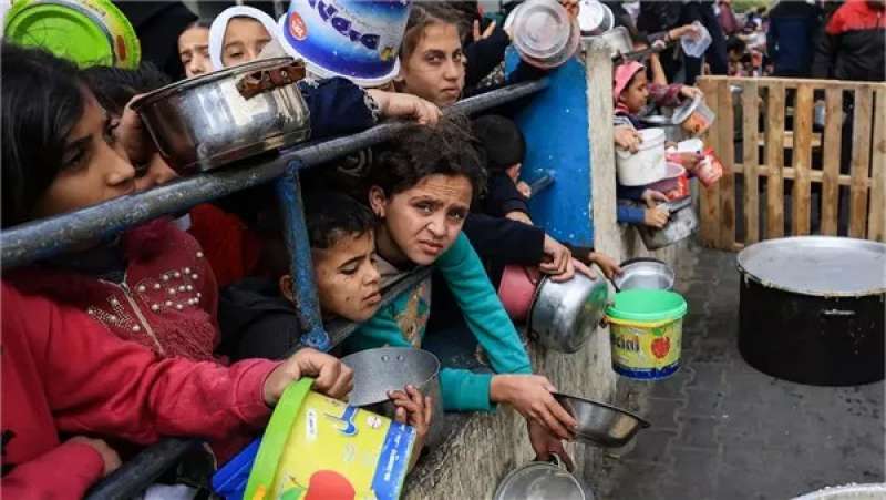 الاحتلال يواصل حرب التجويع بغزة في مخالفة صارخة لكافة القوانين الدولية والإنسانية