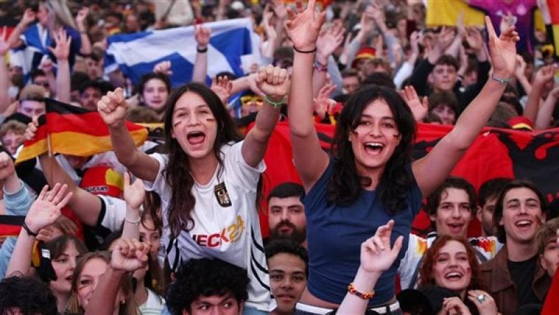 بالآلاف، جماهير ألمانيا تغني وتهتف لمنتخبها قبل موقعة إسبانيا (فيديو)
