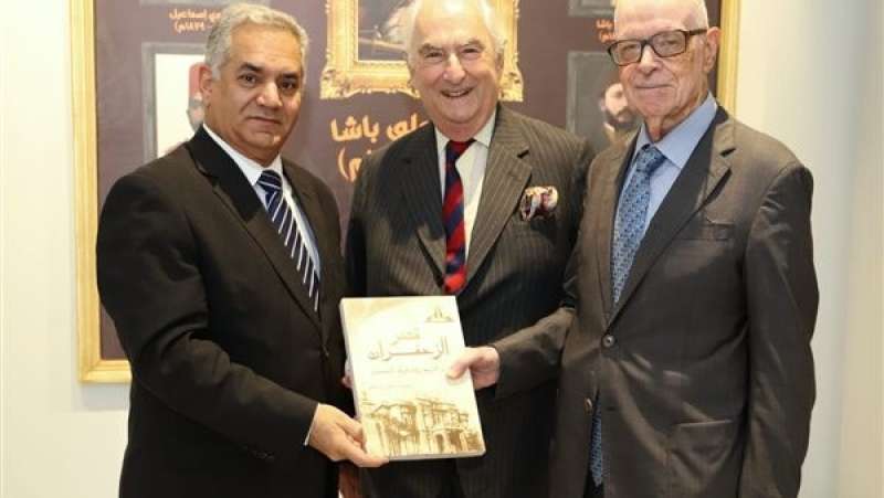 الأمير عباس حلمي يزور متحف الزعفران بجامعة عين شمس