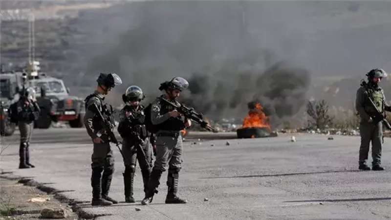 صحفى فلسطينى: جيش الاحتلال يفرض حزامًا أمنيًا فى رفح