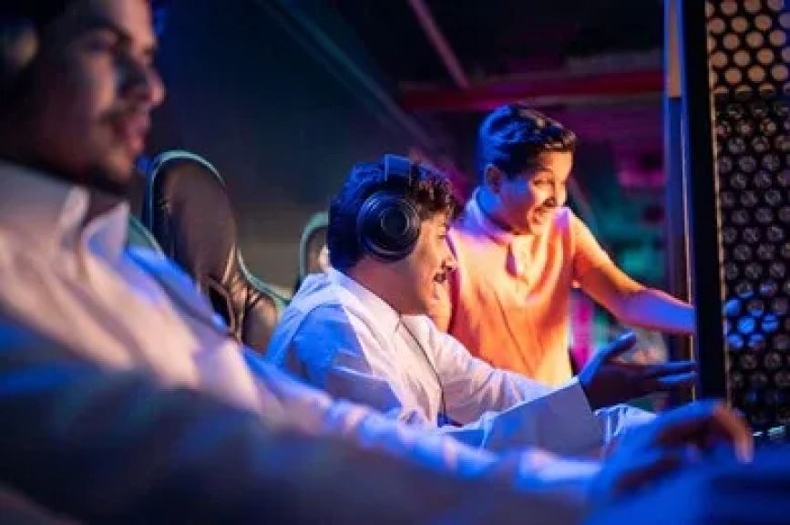 كيف أعادت التكنولوجيا رسم ترفيه الشباب العربي بالكامل؟